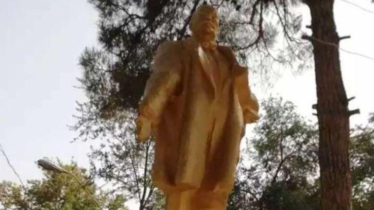 İmamlar topladıkları parayla Lenin heykelini restore ettirdi
