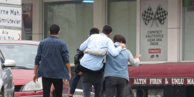 Son dakika... İstanbulda lise kantininde bıçaklı kavga: Yaralı öğrenciler var