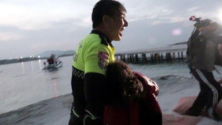 Göçmen kız için gözyaşı döken polis: Ben babayım