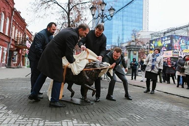 Rusya’da vefakar köpeğin heykeli dikildi