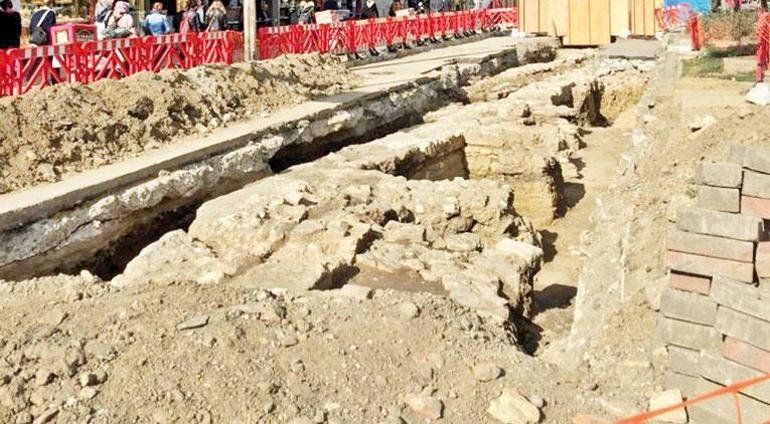 Üsküdarda asfaltın 1 karış altından Osmanlı kalıntısı çıktı