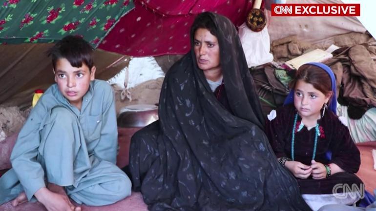 Afganistanda aileler açlıktan ölmemek için çocuklarını satıyorlar