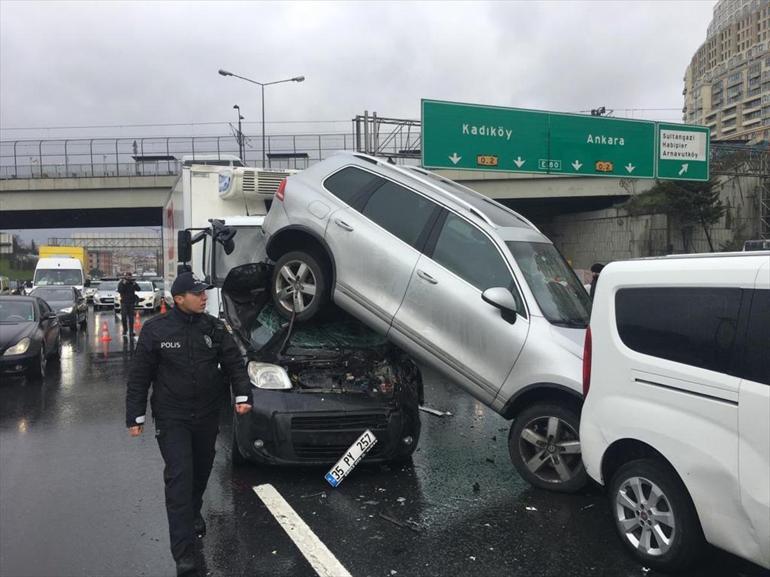 Peş peşe kazalar İstanbul trafiğini kilitledi