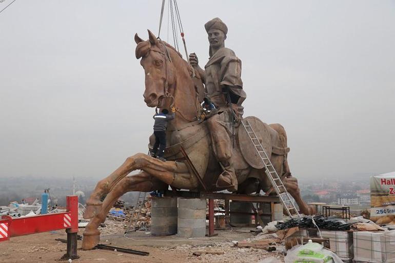 Dev Köroğlu heykelinin montajına başlandı