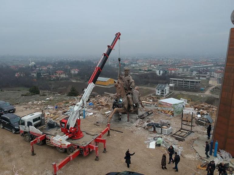 Dev Köroğlu heykelinin montajına başlandı