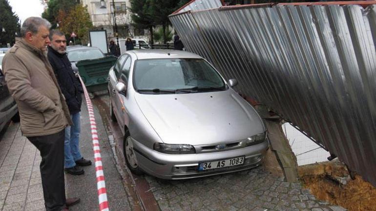 İstanbulda kaldırım çöktü: Park halindeki araç askıda kaldı