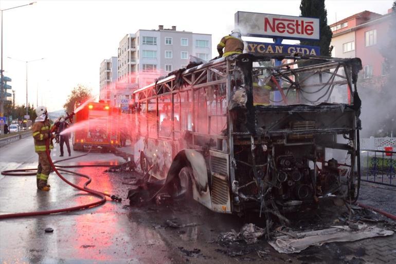 Halk otobüsü alev alev yandı Yolcular kendilerini dışarı zor attı