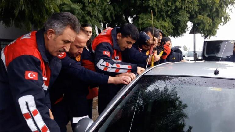Adanada otomobilde mahsur kalan bebek kurtarıldı