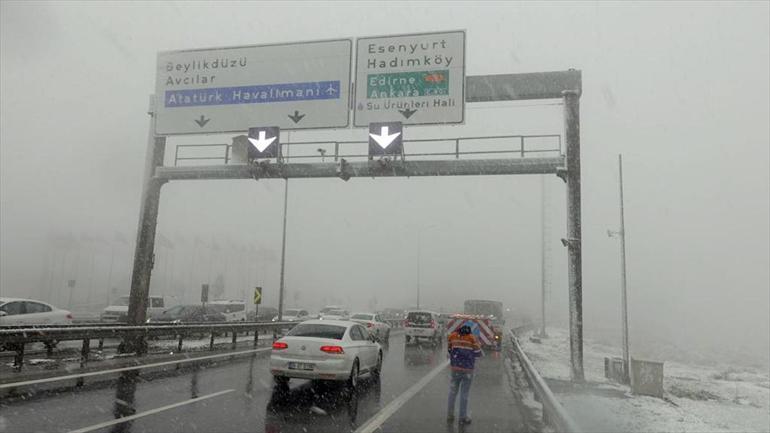 İstanbula yılın ilk karı yağdı
