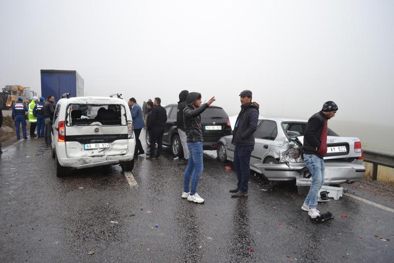 Aksarayda 10 aracın karıştığı zincirleme kaza: 2 yaralı