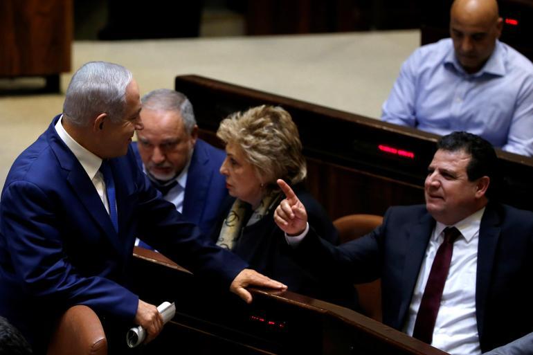 Seçimler Netanyahunun rüşvet suçlamalarından kaçması için fırsat