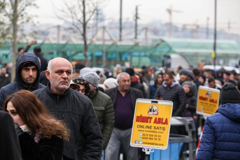 Milli Piyango bayilerinde bilet kuyruğu