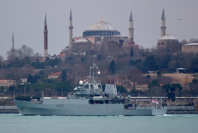 ABD ve İngiliz savaş gemileri Boğazdan geçti