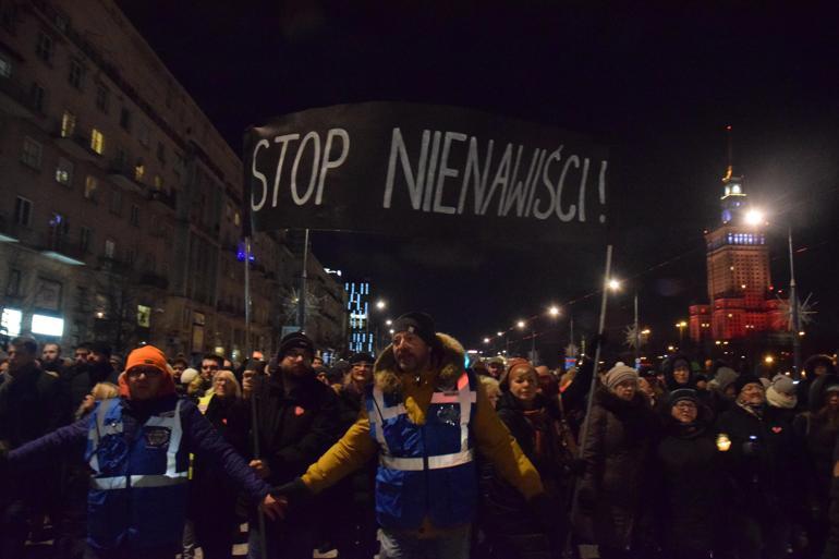 Polonyalılar öldürülen belediye başkanı için sokaklarda