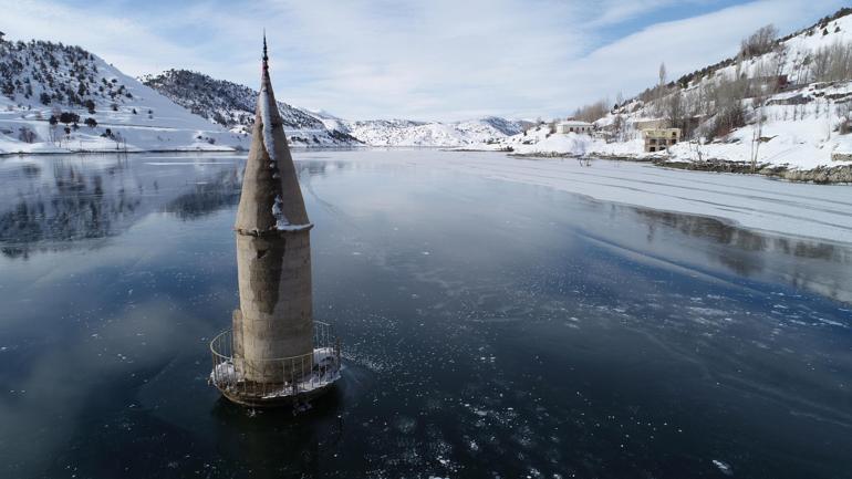 Buz yüzeydeki minare ilgi çekti