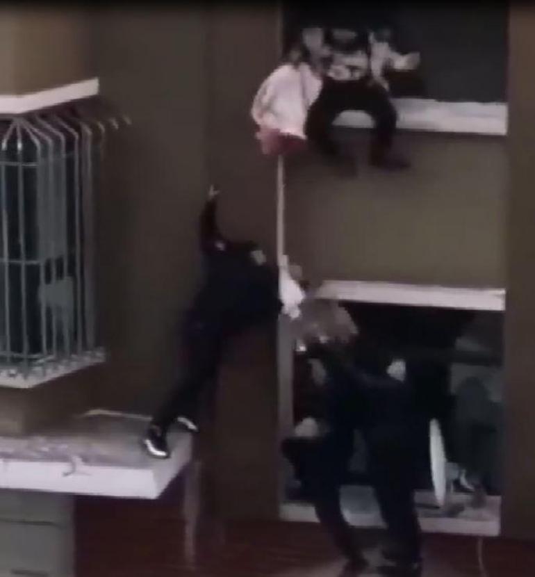 İkinci kattan düşen bebeği havada yakaladı