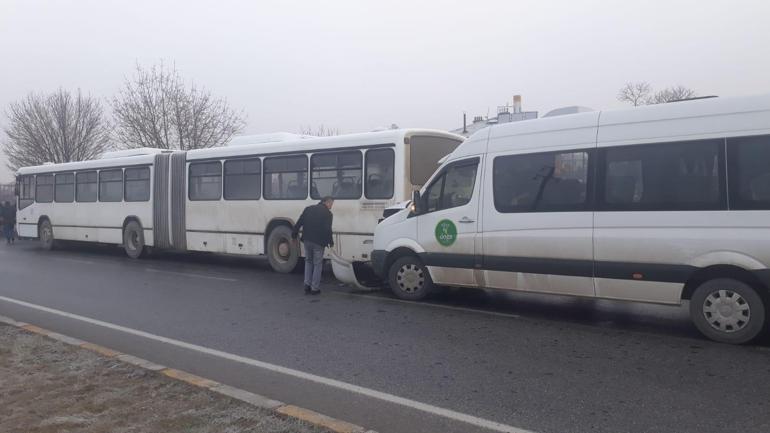 Erzincanda servisler çarpıştı: 3 yaralı