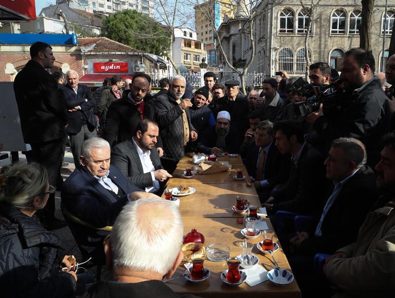 Binali Yıldırım, Erenköyde vatandaşlarla çay içti