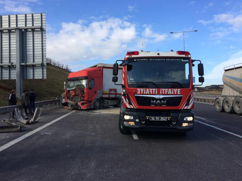 Son dakika... Kilyosta bir TIR bariyerlere çarptı