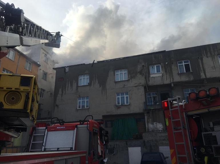 Halkalıda apartman çatısı alev alev yandı