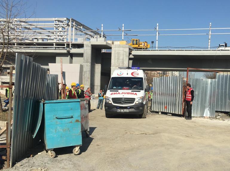 Ayağı kırılan işçiyi arkadaşları omuzlarında taşıdı