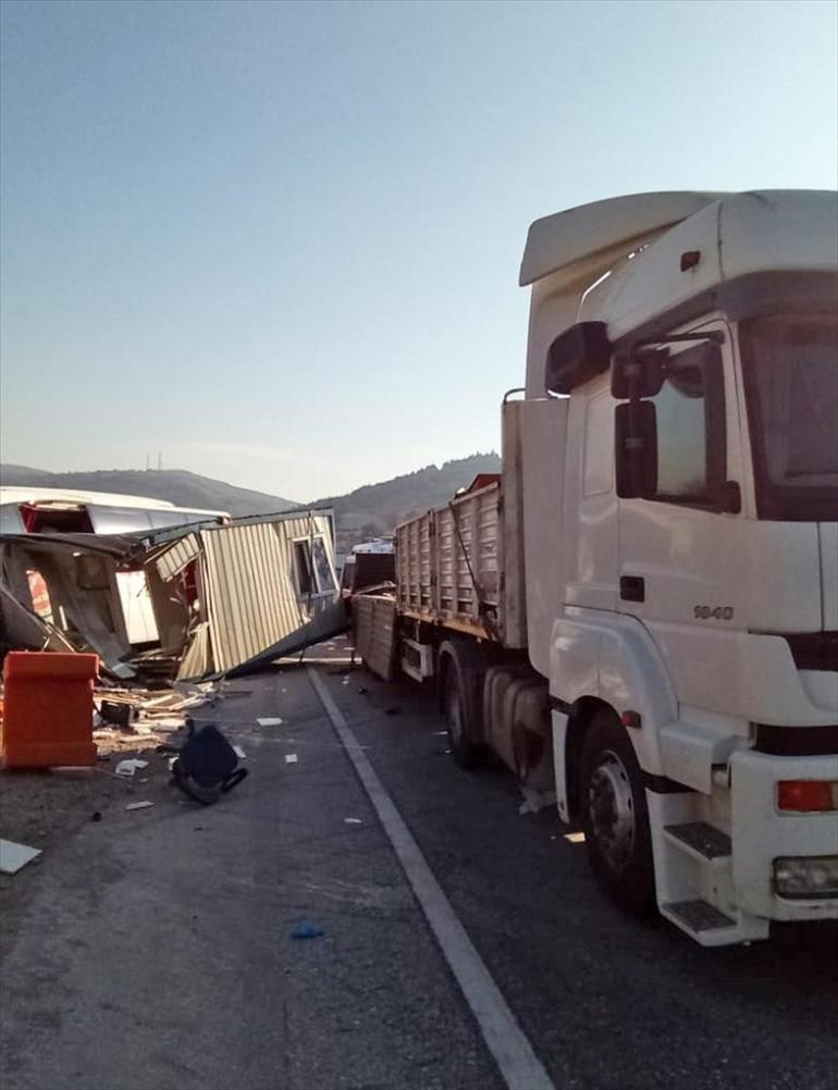 Yolcu otobüsü tıra çarptı: 29 yaralı