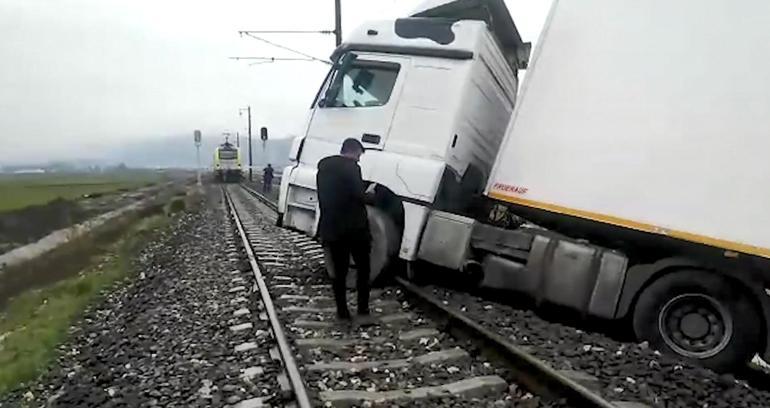 TIR demir yolunu kapattı, makinist treni son anda durdurdu