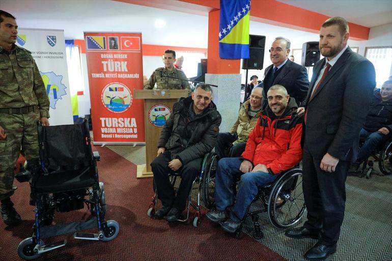 TSK, Bosnalı gazilere tekerlekli sandalye dağıttı