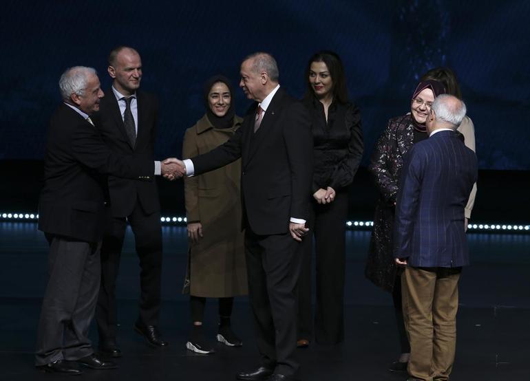 Cumhurbaşkanı Erdoğan, Yaşlılık Şurasına katılan bir vatandaşa sarılarak elini öptü