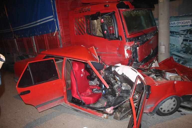 İzmirde trafik kazası: 1i ağır 2 yaralı