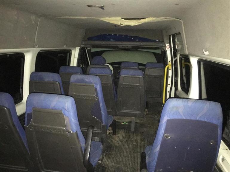 Polisin şüphelenip durduğu minibüsten 44 göçmen çıktı