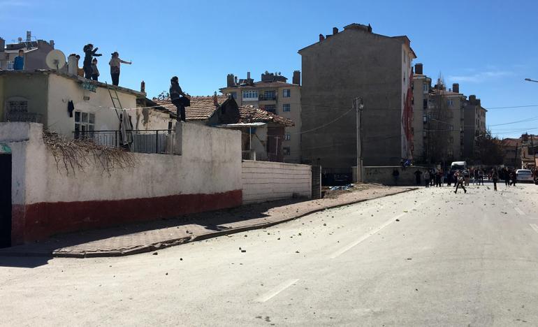 Konyada ilginç kavga... Çatılara çıkıp birbirlerini taşlıyorlar