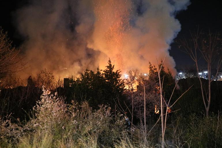Kadıköy’de 4 metruk bina alev alev yandı