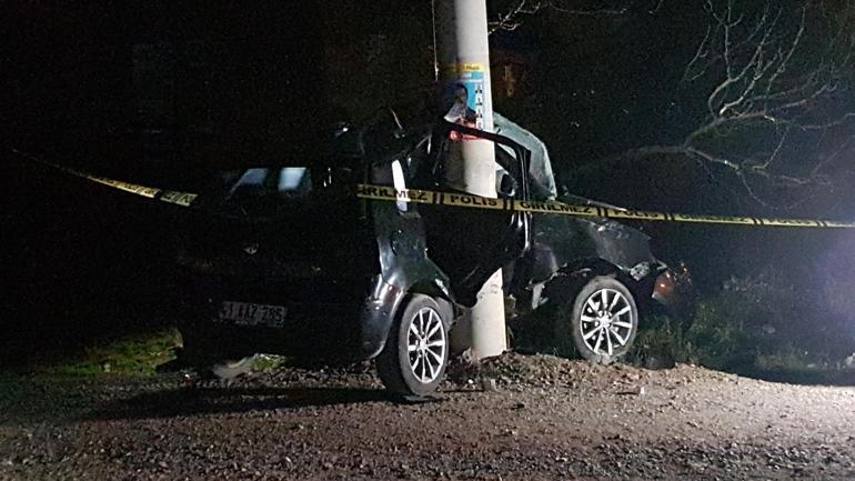 Elektrik direğine çarpan otomobilin sürücüsü öldü