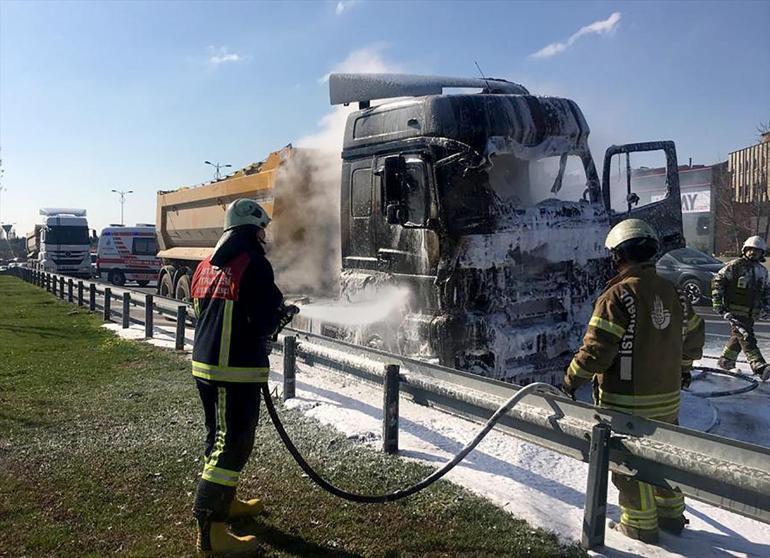 Otoyolda hafriyat kamyonu yangını