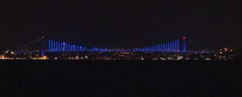İstanbul’un simgeleri maviye büründü