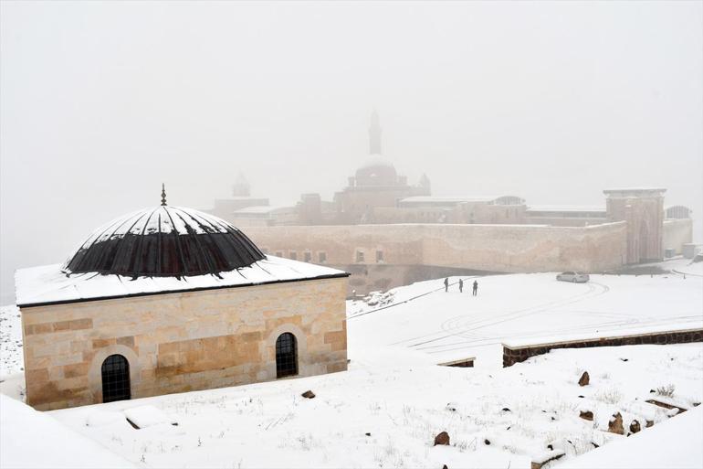 Tarihi İshak Paşa Sarayı baharda beyaza büründü