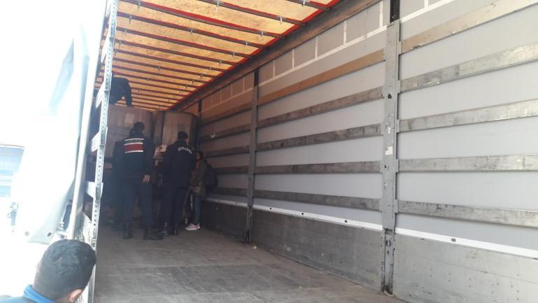 Fabrikaya karton getiren TIRdan mülteciler çıktı