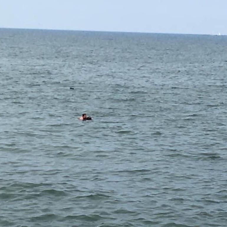 Denize atlayan 69 yaşındaki kadını, güvenlik görevlisi ve astsubay kurtardı