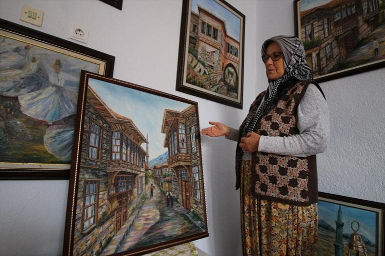 63 yaşındaki ev hanımı 16ncı resim sergisini açıyor