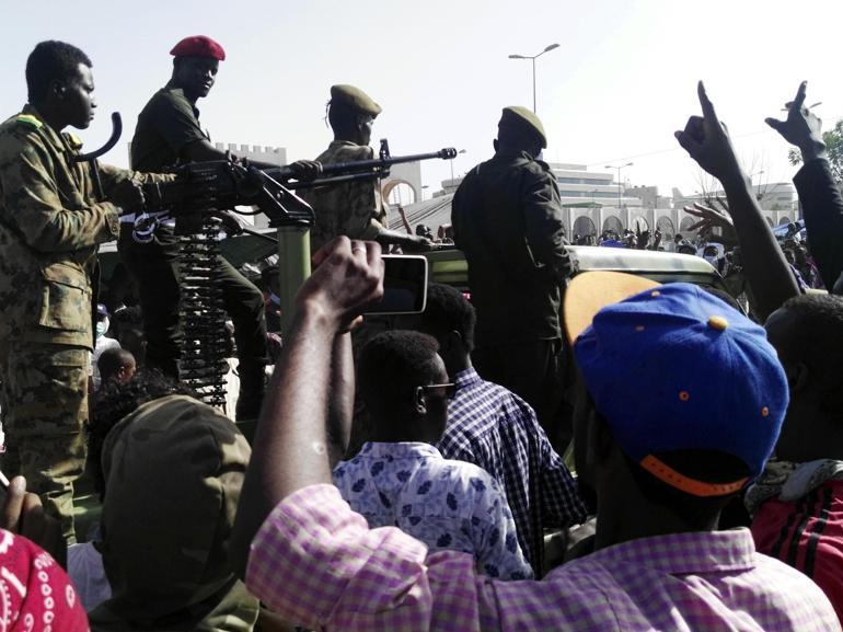Son dakika... Sudanda ordu yönetime el koydu