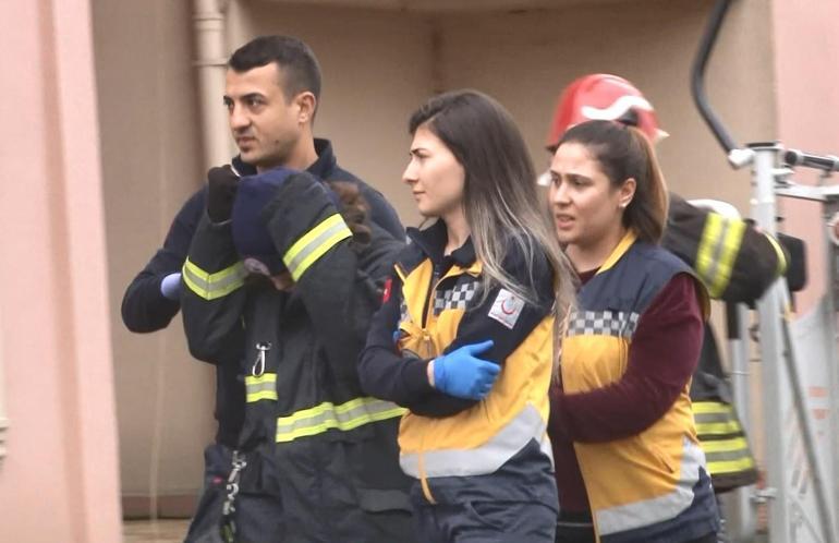 Kocaelide 9 katlı binanın çatısına çıkan kızı, polis ikna etti