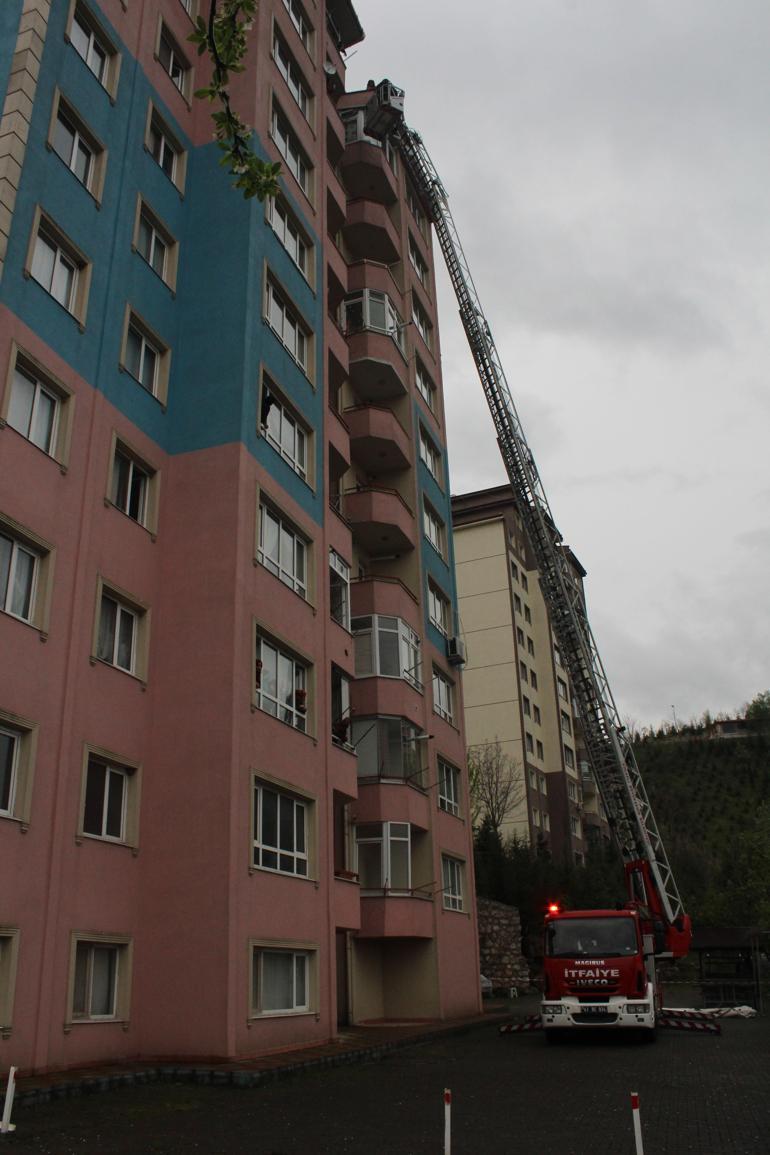 Kocaelide 9 katlı binanın çatısına çıkan kızı, polis ikna etti