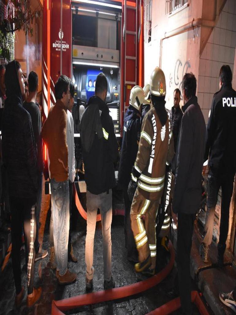 Elektrik panosundaki yangın mahalleliyi sokağa döktü