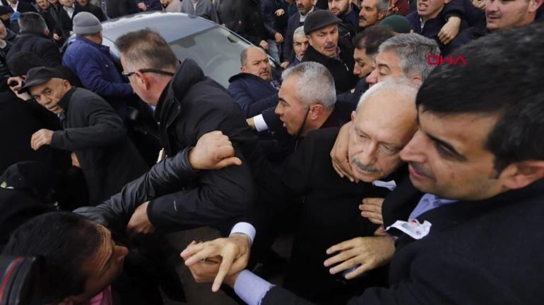 CHP lideri Kılıçdaroğlu’na şehit cenazesinde saldırı