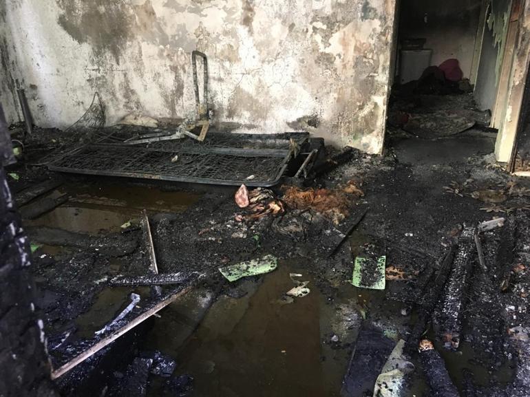 İzmirde korku dolu anlar: Bir aile yanmaktan son anda kurtarıldı