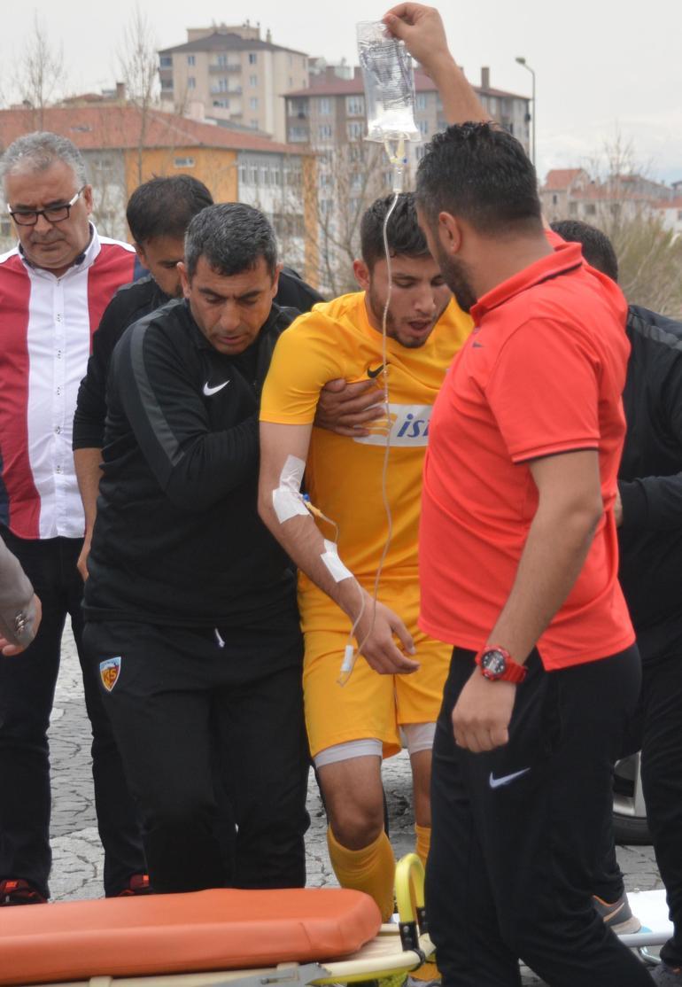 Maç sırasında ağzına arı kaçan futbolcu hastaneye kaldırıldı
