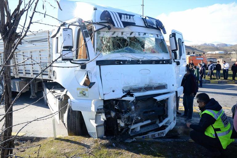 Bitliste yolcu otobüsü ile tır çarpıştı: 34 yaralı