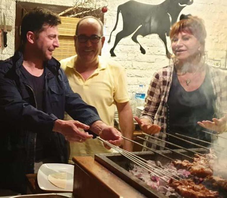 Bodrum tatilindeki Ukraynanın yeni Cumhurbaşkanı Zelenskiy ocakbaşında et pişirdi
