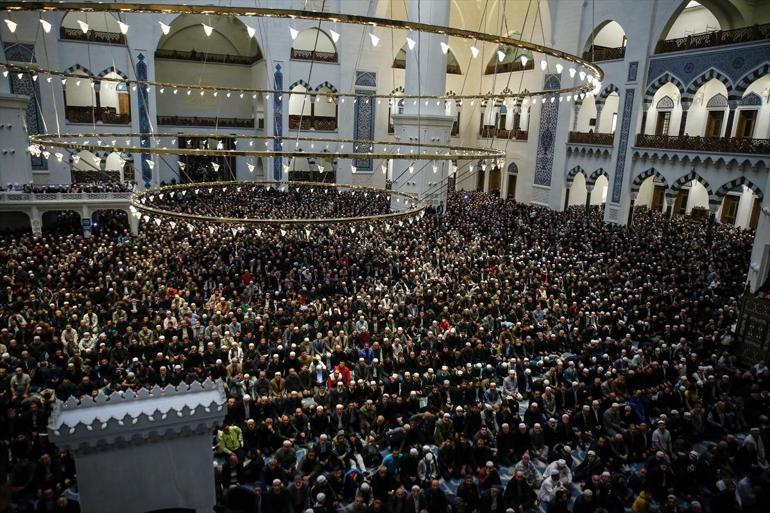 Binlerce kişi Çamlıca Camiinde buluştu